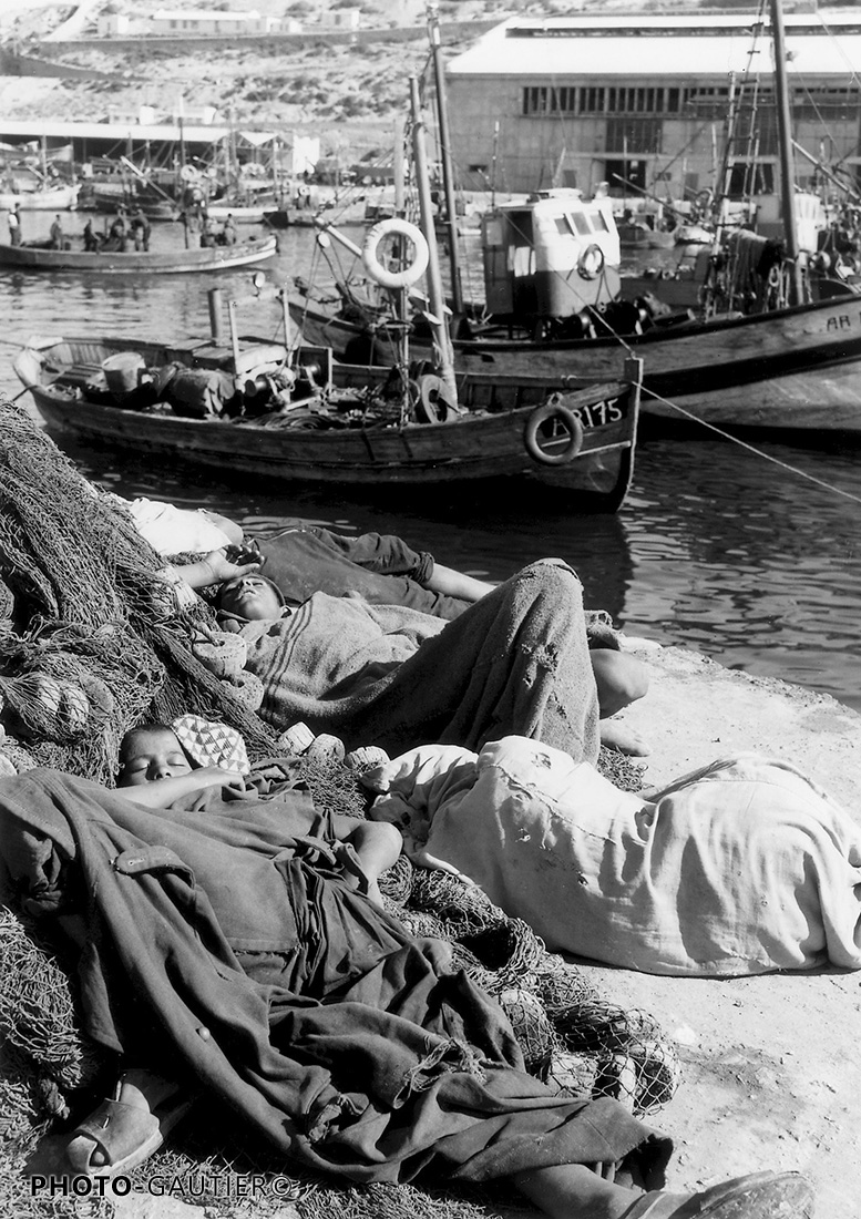 Agadir scènes vie enfants port sieste sommeil allongés filets fatigue soleil dormir