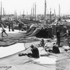 Agadir scènes vie port travaux pêche marins pêcheurs reprises assis voiliers mâts pieds raccommoder
