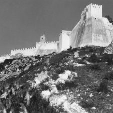 Agadir remparts forteresse murailles cactus pierrailles fière