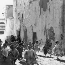 Agadir scènes vie rue sortie école coranique maître façade décrépie course