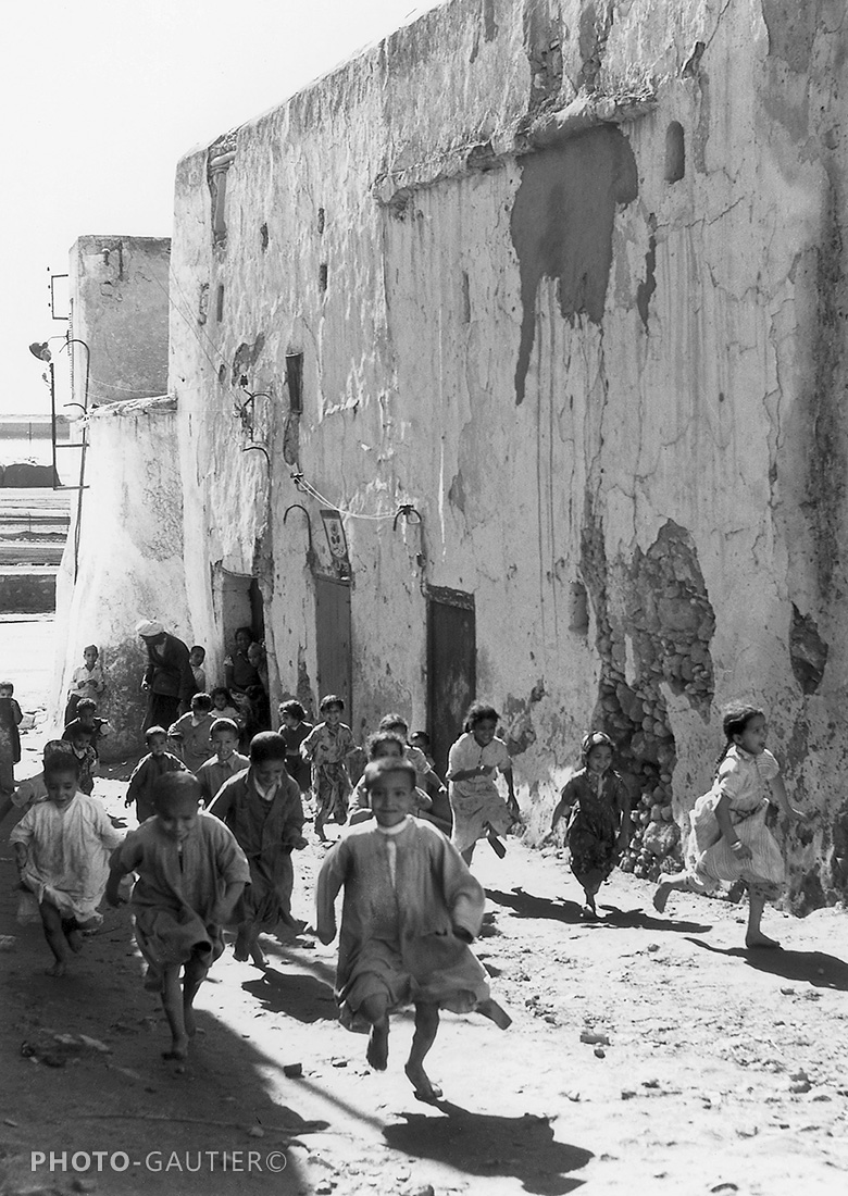 Agadir scènes vie rue sortie école coranique maître façade décrépie course