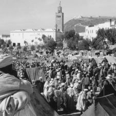 Agadir Souk foule minaret casbah observateur tentes soleil