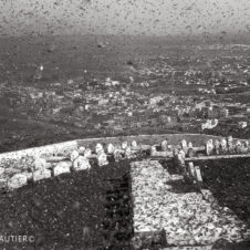 Agadir criquets sauterelles invasion insectes fléau huitième plaie infestation cimetière musulman tombes chaux photographe