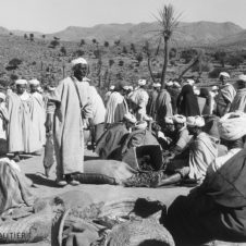 souk marché aux grains hommes assis debout paniers rozza djellabas sacs