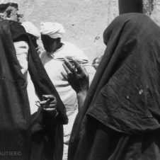 photo de deux femme voilée discutant dans un souk