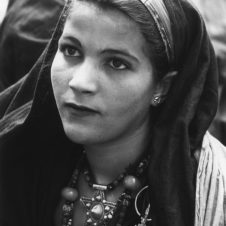 portrait d'une jeune femme avec des bijoux berbère