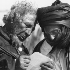 photo de deux hommes penchés sur une lettre