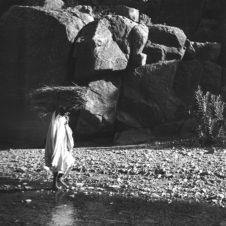 paysage des gorges de Todgha avec une personne portant du bois