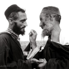 portrait de deux homme juifs entrain de converser.