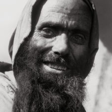 portrait d'un homme berbère au grand sourire.