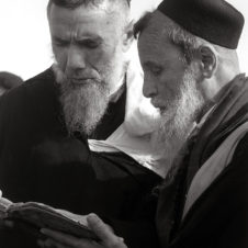 phtographie de deux hommes juifs lisant sur le même livre