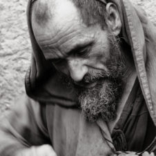 portrait en gros plan d'un artisan juif qui travail