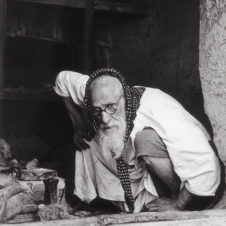 portrait portrait d'un artisan juif barbu sur le point de se lever