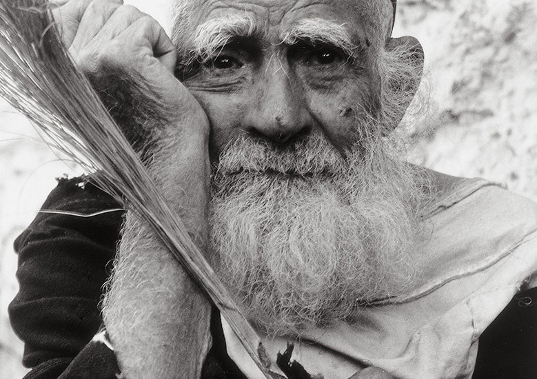 portrait en gros plan d&amp;#039;un vieillard juif qui tient un chasse-mouche