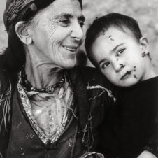 portrait photo d'une femme avec un enfant dans ses bras.