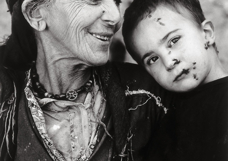 portrait photo d'une femme avec un enfant dans ses bras.